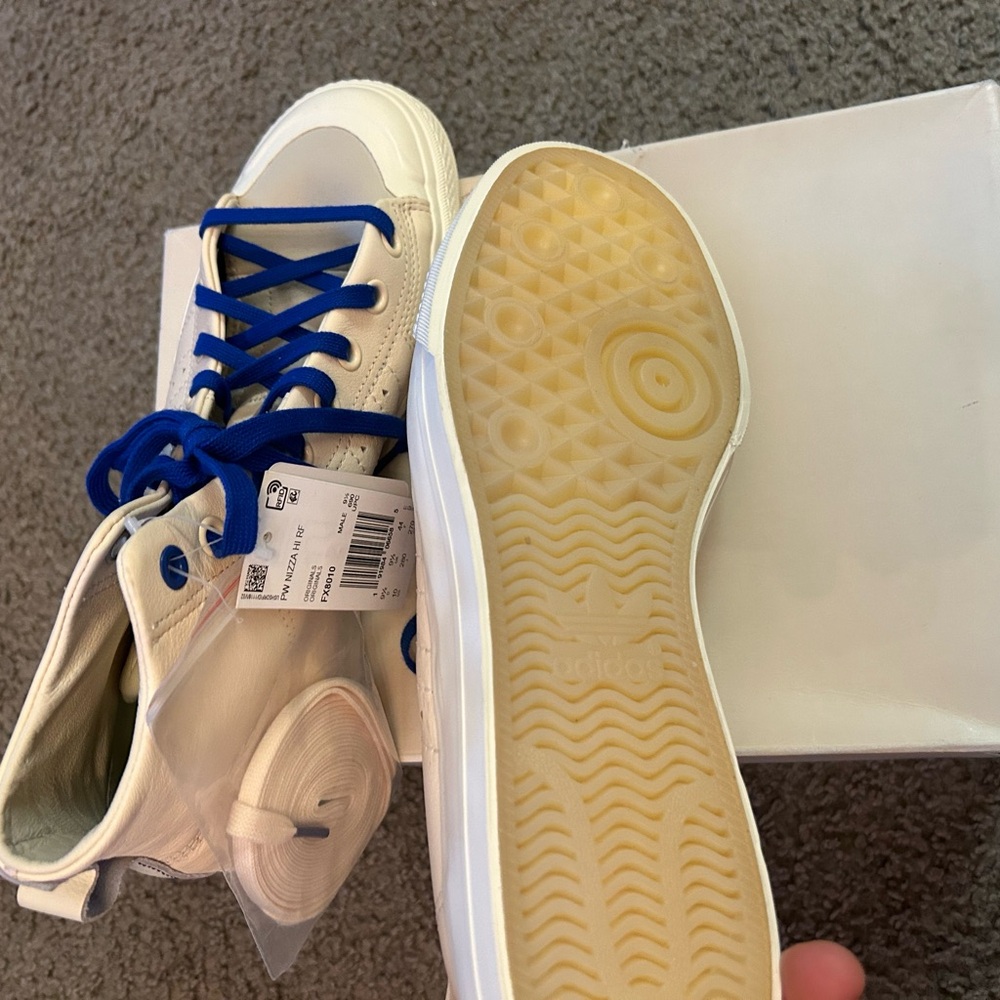 Adidas - Picture 3 of 4